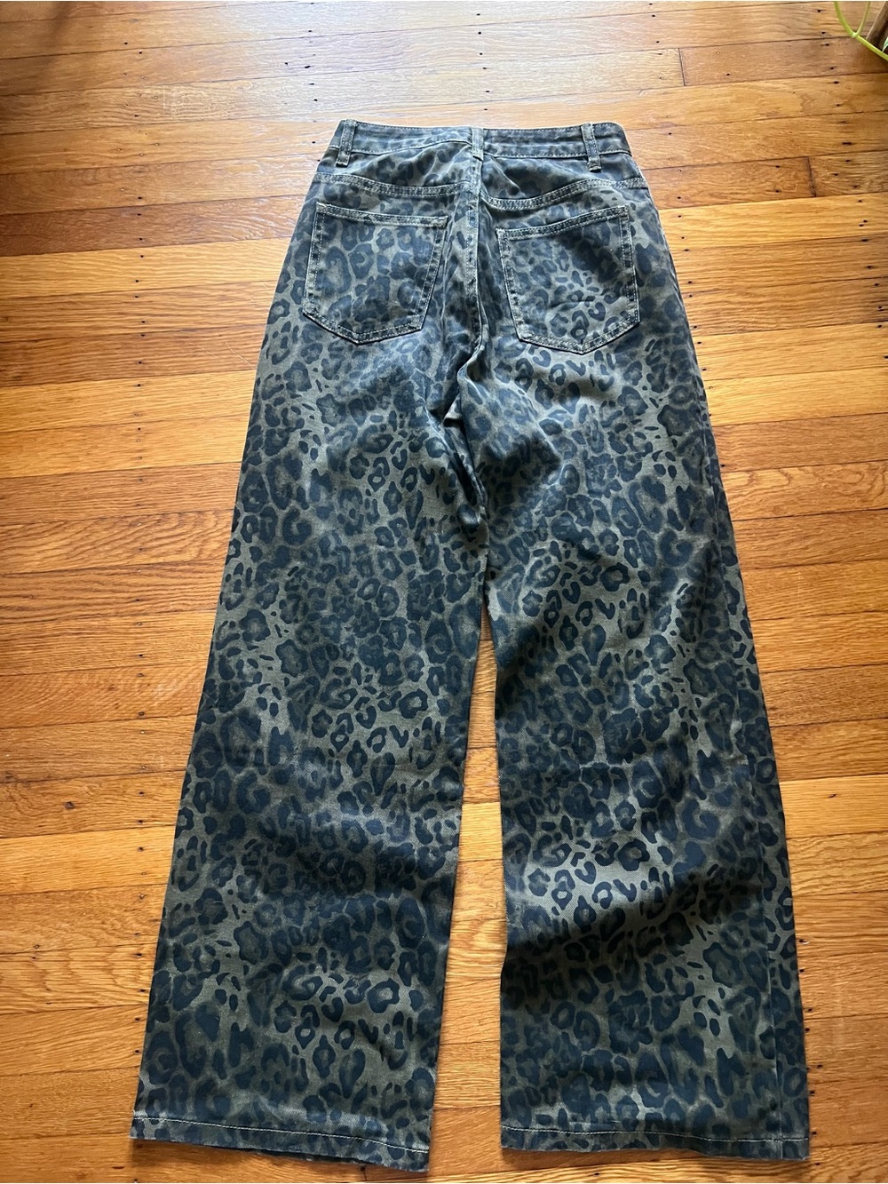 Wide Leg High Ride Leopard Print Jeans - S - Picture 5 of 6